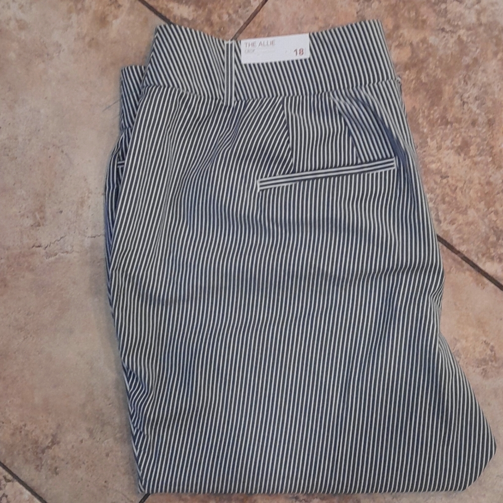 LANE BRYANT Women's Allie Cropped Pants NWT